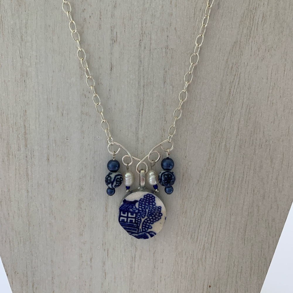 Vintage Willow china pendant with freshwater pearl and glass bead accents - Picture 4 of 9